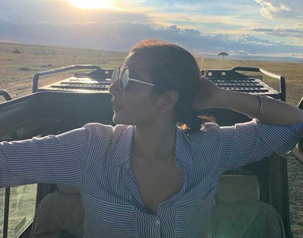 যাত্রা শুরু করেছিলেন নাইরোবি দিয়ে। সেখানে একদিন কাটিয়েই তাঁরা চলে গিয়েছেন মাসাইমারা। কিছু দিন আগেই বলিউডের কিউটেস্ট কাপল রণবীর-আলিয়াও ছুটি কাটাতে গিয়েছিলেন মাসাইমারাতেই। এবার রাজ-শুভশ্রীও গেলেন সেখানেই।