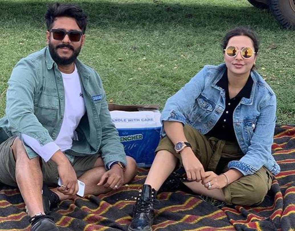 একান্তে যে দারুণ মজেছেন তাঁরা, ছবি দেখেই আঁচ করা যাচ্ছে। প্রকৃতির একেবারে কাছাকাছি, শহুরে কোলাহল, ‘লাইট, ক্যামেরা, অ্যাকশন’ থেকে অনেকটা দূরে নিজেদের জন্য সময় বার করে নেওয়া, এ কি কম কথা!