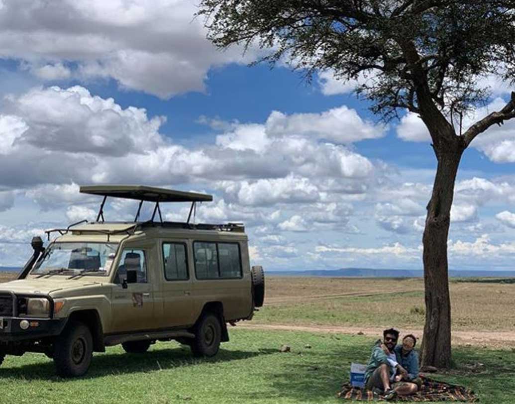পাশে রাখা হয়েছে তাঁদের সফরের সঙ্গী শ্যাওলা রঙের স্পেশ্যাল সাফারি জিপ। পরিষ্কার আকাশে সাদা পেঁজা তুলোর মতো ছেঁড়া মেঘ ভেসে বেড়াচ্ছে নিজের খেয়ালে। তারই মধ্যে পড়ন্ত বিকেলে গাছের তলায় একান্তে রাজ-শুভশ্রী। ট্রিপ শেষে নির্জনে খাওয়াদাওয়া সেরে নিচ্ছেন।