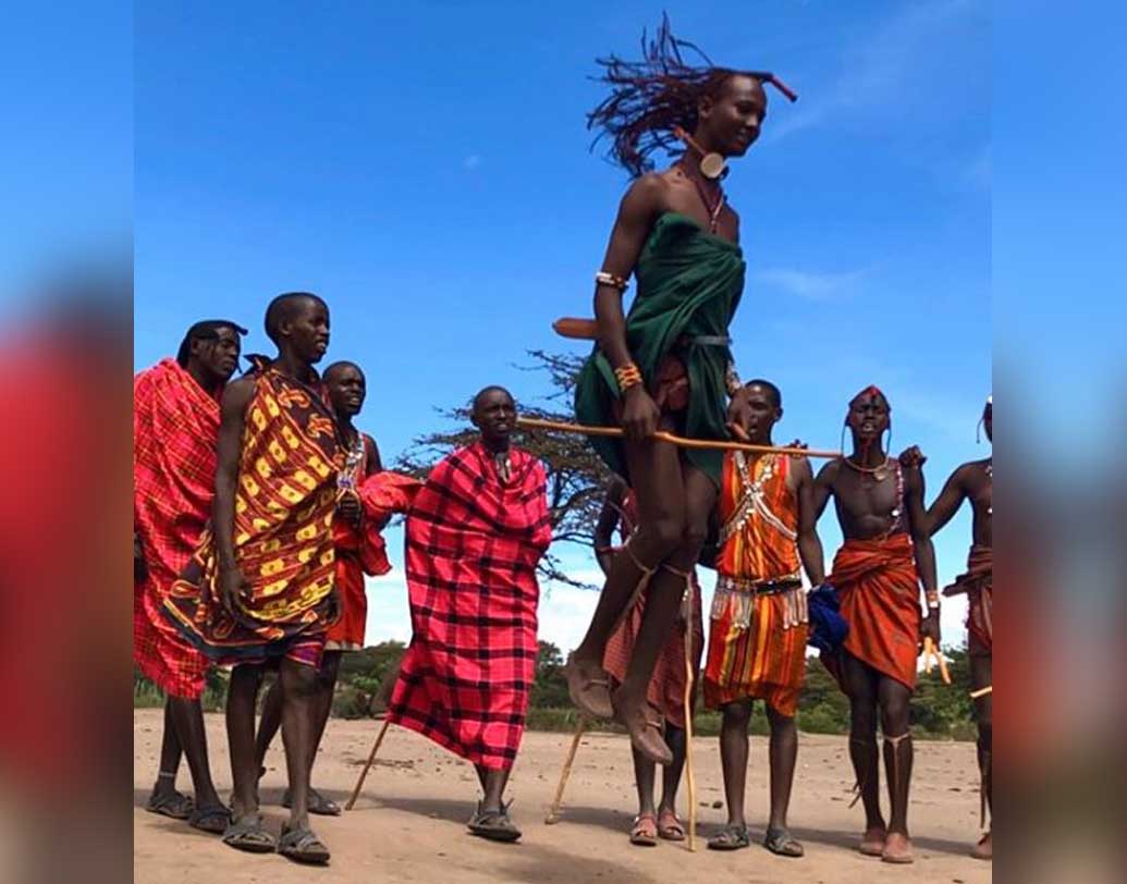 চুটিয়ে ঘুরছেন দু’জনে। বোঝার চেষ্টা করছেন সেখানকার সংস্কৃতিকেও। তাই তো ওখানকার ভূমিপুত্রদের বিশেষ নাচ-খেলা দেখতেও ভোলেননি তাঁরা।