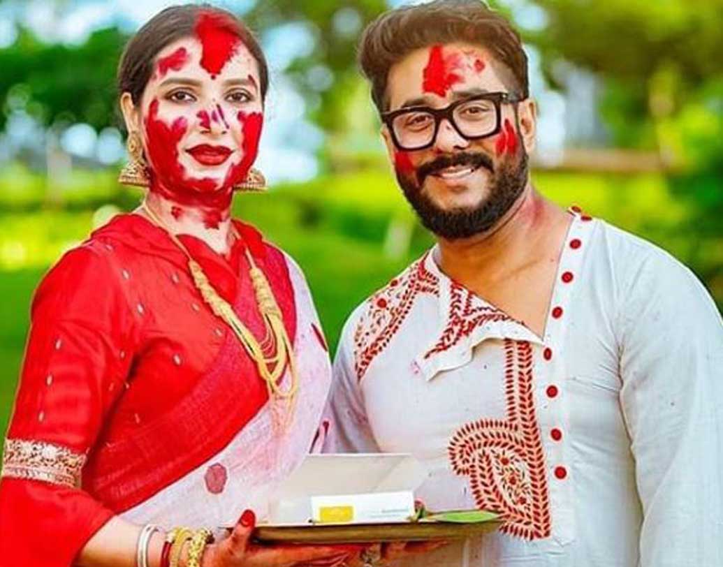 রাজ চক্রবর্তী পরিচালিত, শুভশ্রী-ঋত্বিক অভিনীত ‘পরিণীতা’ কিছু দিন আগেই বক্স অফিসে অভাবনীয় সাফল্য লাভ করেছে। এরই মধ্যে রাজের পরবর্তী ছবি ‘ধর্মযুদ্ধ’-র কাজও প্রায় অনেকটাই শেষ। দশমীতে রোশন-শ্রাবন্তী, পায়েল সহ এক গুচ্ছ তারার সঙ্গে ওই তারকা জুটি সিঁদুর খেলায় মাতলেও শুধু নিজেদের জন্য সময় মিলছিল না কিছুতেই। অবশেষে মিলেছে, আর তাঁরাও পাড়ি দিয়েছেন সুদূর আফ্রিকায়।