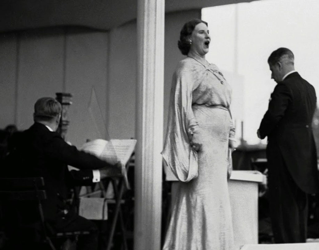 গোটা প্রিমিয়ারে গান গাওয়ার জন্য ত্রিস্টেন ফ্ল্যাগস্টাডকে তৎকালীন সময়ে পাঁচ হাজার ডলার পারিশ্রমিক দেন তিনি। শুধু তা-ই নয়, এই গোটা অনুষ্ঠানটির লাইভ রেকর্ডিংয়ের জন্যও ব্যয় করেন আরও অর্থ।