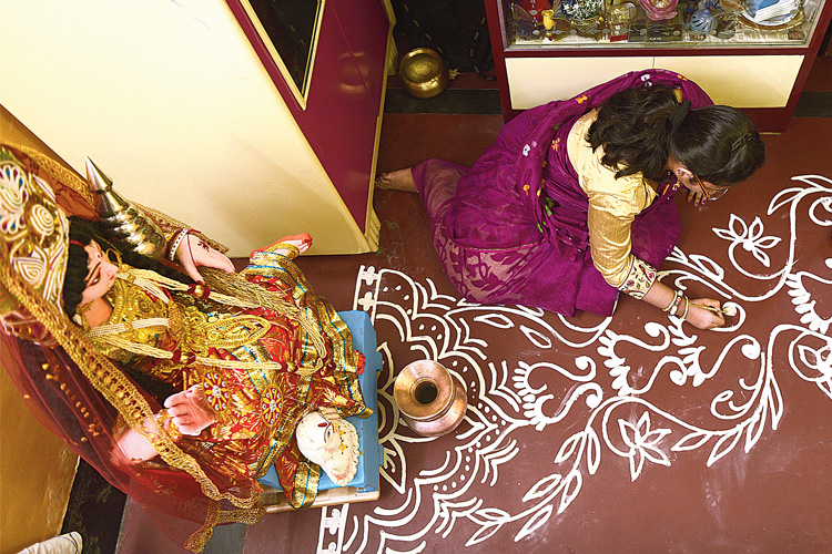 এসো মা লক্ষ্মী... শশীভূষণ দে স্ট্রিটের একটি বাড়িতে চলছে কোজাগরী লক্ষ্মীপুজোর প্রস্তুতি। শনিবার। ছবি: সুমন বল্লভ 