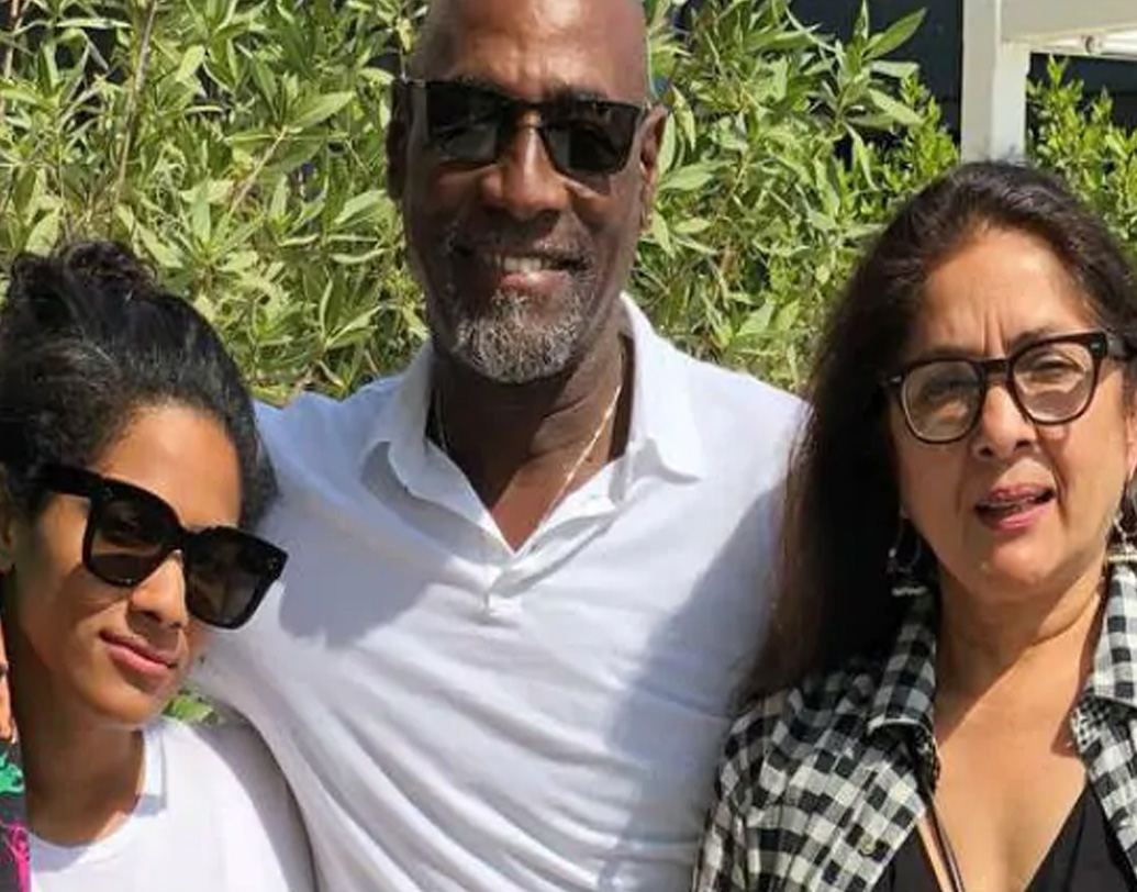 নীনার জন্ম দিল্লিতে, ১৯৫৯ সালের ৪ জুন। লরেন্স স্কুল থেকে উত্তীর্ণ হওয়ার পরে নীনা সংস্কৃতে স্নাতকোত্তর ও এম ফিল করেন। তারপরের গন্তব্য ন্যাশনাল স্কুল অব ড্রামা।