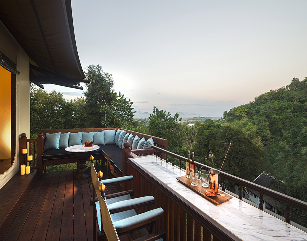 ভ্রমণপিপাসুদের মতে, লুয়াং প্রবাং-এর আকর্ষণ অনেকটা সমারসেট মম-এর ছোটগল্পের মতো। বৌদ্ধধর্মে আগ্রহীদের মন টানে স্থানীয় বৌদ্ধ মঠগুলি। মূল শহরের বাইরে প্রকৃতির কোলে আছে রোজউড হোটেল। প্রকৃতির কোলে তৈরি অভিজাত ও বিলাসবহুল এই হোটেলের বৈশিষ্ট্য কাঠের অন্দরসজ্জা।