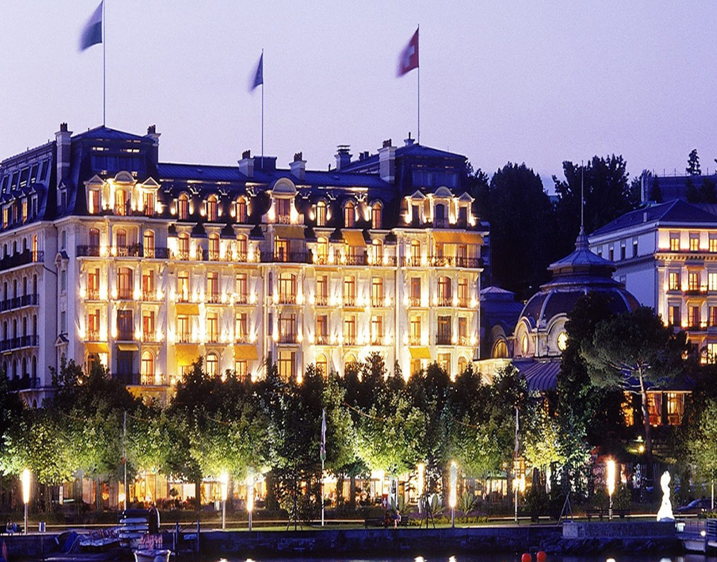 ন’নম্বর স্থান পেয়েছে সুইৎজারল্যান্ডের লুসান শহরের ‘বো রিভাজ প্যালেস’। লেক জেনিভার দিকে মুখ করে দাঁড়িয়ে থাকা এই হোটেল সত্যিই যে‌ন রাজপ্রাসাদ। পর্যটকদের মতে, এর সবথেকে আকর্ষণীয় অংশ হল বাগান।