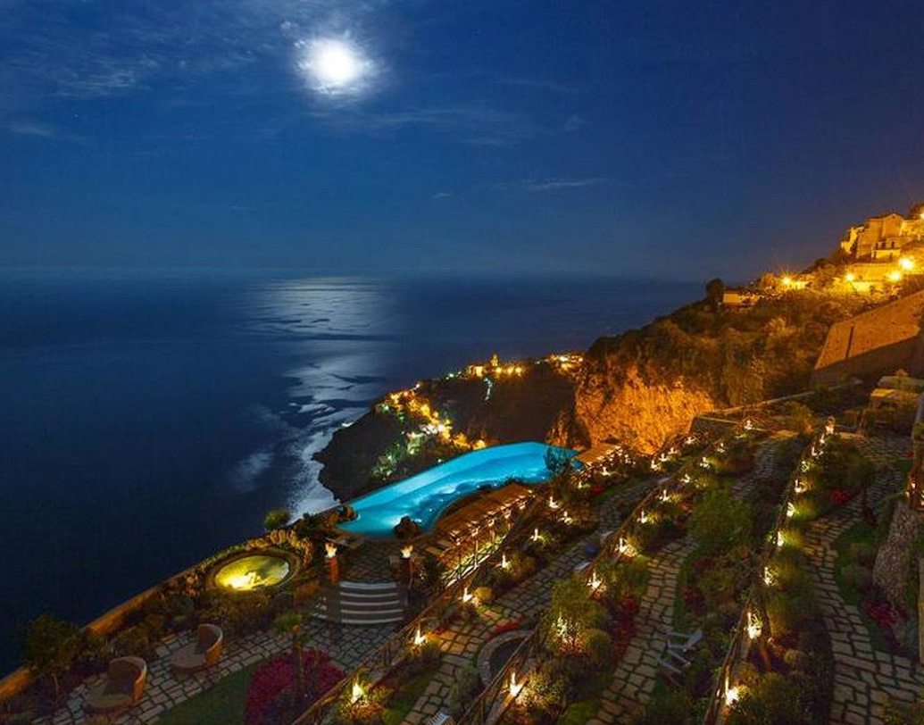 তালিকার আট নম্বরে আছে ইতালির ‘মোনাস্তেরো সান্তা রোসা হোটেল অ্যান্ড স্পা’। ইতালির বিখ্যাত আমালফি উপকূল থেকে মাত্র পাঁচ কিলোমিটার দূরে এই হোটেল বিখ্যাত ভূমধ্যসাগরের রূপ কাছে পাওয়ার জন্য। এই হোটেলে ঘর মাত্র ২০টি। অভিনব হল, অন্যান্য সুযোগের সঙ্গে এখানে আছে একটি লাইব্রেরি।