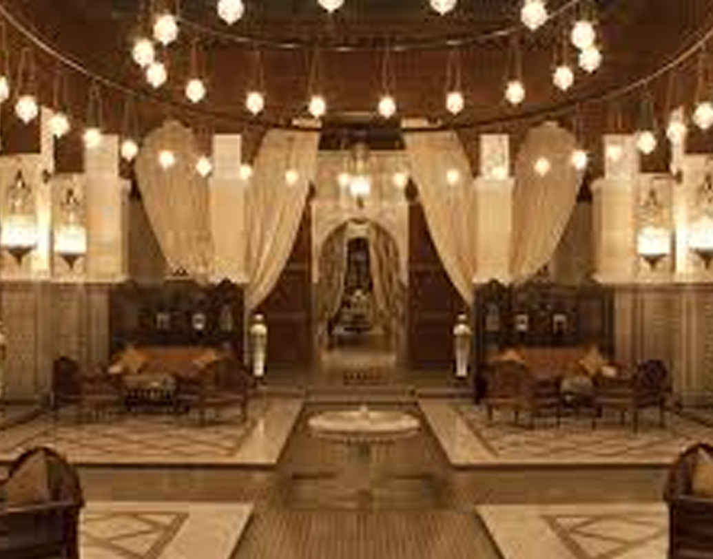 মরক্কোর মারাকেশের রয়্যাল মানসৌর হোটেল আছে ছ’নম্বরে। তিন বছরের বেশি সময় ধরে বারোশো কারিগর তৈরি করেছিলেন এই হোটেল। প্রতিটি ঘরের সঙ্গে আছে আলাদা কোর্টইয়ার্ড। বৃষ্টি পড়লে নিজে থেকেই মাথার উপর বিছিয়ে যায় চাঁদোয়া। রেশমি কাপড়ে ঢাকা দেওয়ালে ঘেরা ঘর। রেস্তোরাঁয় রয়েছেন বিশ্বমানের শেফ।