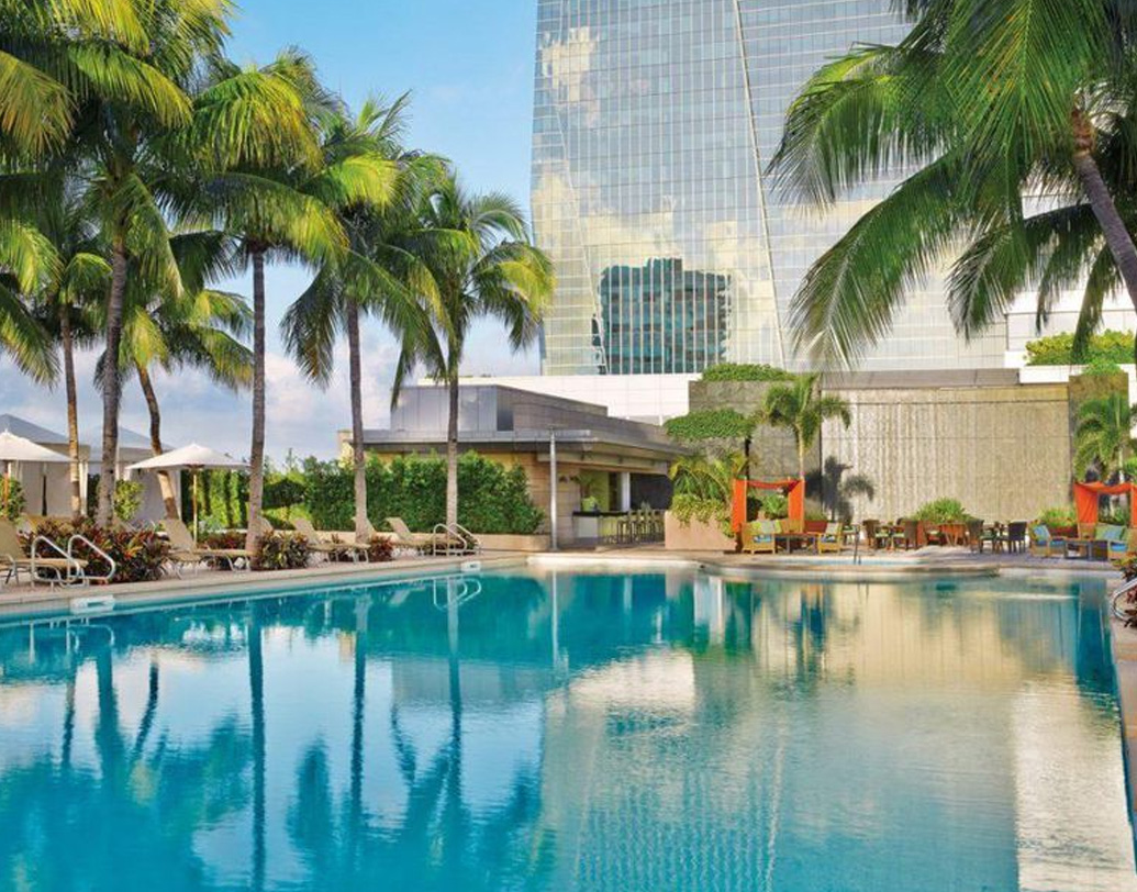 মায়ামি সৈকতের ফোর সিজনস হোটেল প্রিয় গন্তব্য সার্ফিংমোদী পর্যটকদের কাছে। ১২ তলা উঁচু এই হোটেল আছে তালিকার পাঁচ নম্বরে। উইনস্টন চার্চিল থেকে এলিজাবেথ টেলর— বরাবরই এই হোটেল প্রিয় বিখ্যাত ব্যক্তিত্বদের কাছে।