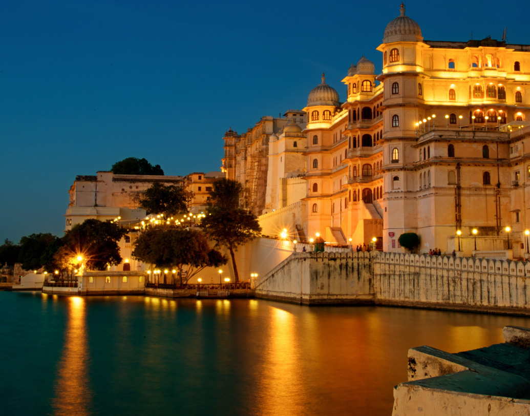 উদয়পুরের তৎকালীন যুবরাজ মহারানা জগৎ সিংহের জন্য ১৭৪৬ সালে তৈরি হয়েছিল পিছোলা হ্রদের উপরে এক সুদৃশ্য প্রাসাদ। আজ সেটি বিশ্বের সেরা হোটেলের তালিকায় তিন নম্বরে। ৬৫টি ঘর এবং ১৮ স্যুটের এই হোটেলর প্রায় সম্পূ্র্ণটাই সাজানো রাজস্থানি হস্তশিল্পে। হোটেল থেকে শহরে ঘুরতে যাওয়ার জন্য পর্যটকদের জন্য মজুত থাকে ভিন্টেজ গাড়ি।