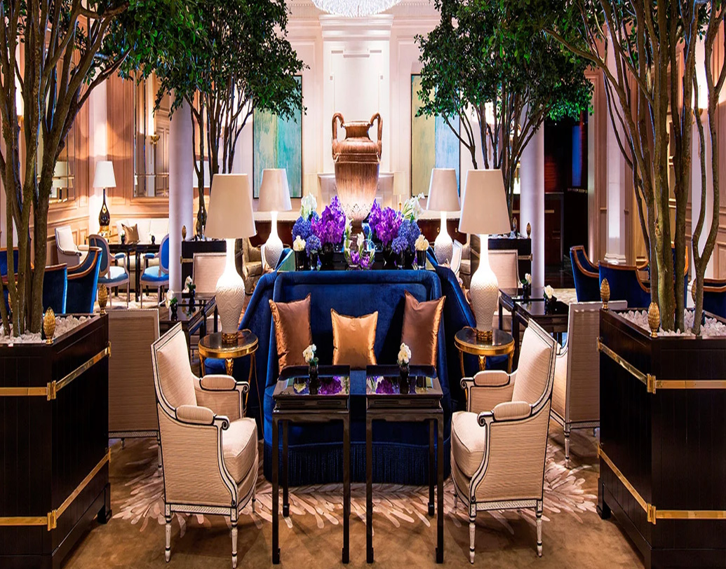 ১৮৪৪ খ্রিস্টাব্দে পথ চলা শুরু করেছিল সুইৎজারল্যান্ডের জুরিখ শহরের বোর-ও-লাক হোটেল। এবং এখনও অবধি এর মালিকানা রয়েছে একই পরিবারের হাতে। জুরিখ হ্রদ এবং আল্পস পর্বতমালার অপূর্ব সৌন্দর্যের ডালি এই হোটেল থেকে যেন চলে আসে হাতের মুঠোয়। বিশ্বের সেরা হোটেলের তালিকায় তার স্থান দু’নম্বরে।