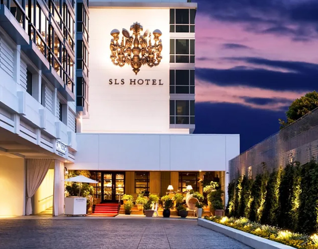 ভ্রমণ-পত্রিকা ‘কঁদে নাস্ত’ প্রকাশিত তালিকায় বিশ্বের সেরা হোটেল বলে বিবেচিত হয়েছে আমেরিকার অভিজাত বেভারলি হিলস-এর এসএলএস হোটেল। আধুনিক সজ্জার সঙ্গে মূল আকর্ষণ এর রেস্তোরাঁ। রন্ধনশিল্পী জোসে আন্দ্রিজের কল্যাণে এই হোটেল দুনিয়ার সেরা ভোজনবিলাসীদের অন্যতম পীঠস্থান হয়ে উঠেছে। হোটেল থেকে দু’ মাইল দূরত্বের মধ্যে যাতায়াতের জন্য রয়েছে কমপ্লিমেন্টারি গাড়ির ব্যবস্থা।