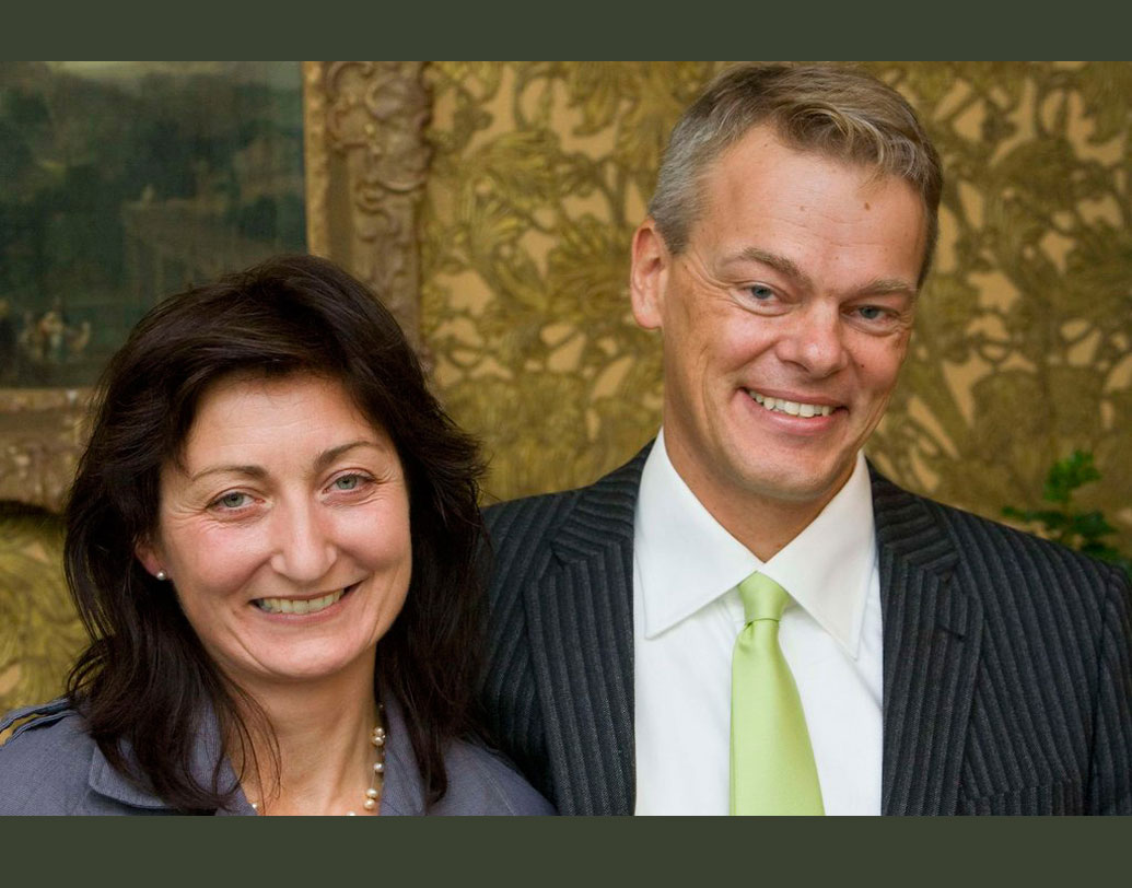 একসঙ্গে নোবেল পাওয়া নরওয়ের ওই দম্পতি কিন্তু প়ড়াশোনাও করেছেন একই হাইস্কুল ও বিশ্ববিদ্যালয়ে। তবে সহপাঠী হলেও মে-ব্রিটের সঙ্গে হাইস্কুল তেমন একটা ঘনিষ্ঠতা গড়ে ওঠেনি এডওয়ার্ডের। বিশ্ববিদ্যালয়ে একসঙ্গে পড়াশোনার সময় থেকে তাঁদের সম্পর্কের শুরু। পেশাদার জীবনে তো বটেই ব্যক্তিগত পরিসরেও ছড়িয়ে পড়েছিল।