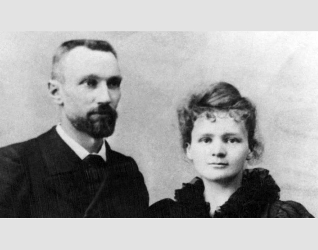 ১৯০৩-তে পদার্থবিদ্যায় নোবেল পেয়েছিলেন তিন জন। মারি কুরি ও পিয়ের কুরি এবং আতোয়াঁ অরি বেকারেল। সে বছর একটা রেকর্ডও গড়েছিলেন মারি কুরি। তিনিই প্রথম মহিলা সে বছর নোবেল পান।