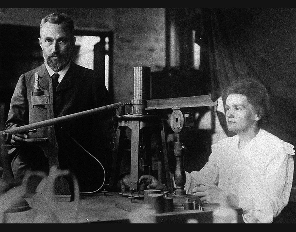 পোল্যান্ডের জন্মানো মারির ফরাসি স্বামীর মৃত্যু হয়েছিল পথদুর্ঘটনায়, ১৯০৬ সালে। সে ঘটনায় ভেঙে পড়লেও গবেষণা থামাননি মারি। ১৯১১-তে ফের নোবেল লাভ করেন তিনি। এ বার রসায়নে। এখনও পর্যন্ত মারি কুরিই একমাত্র ব্যক্তি যিনি দু’বার নোবেল পেয়েছেন। এবং তা-ও আবার দু’টি ভিন্ন বিভাগে।