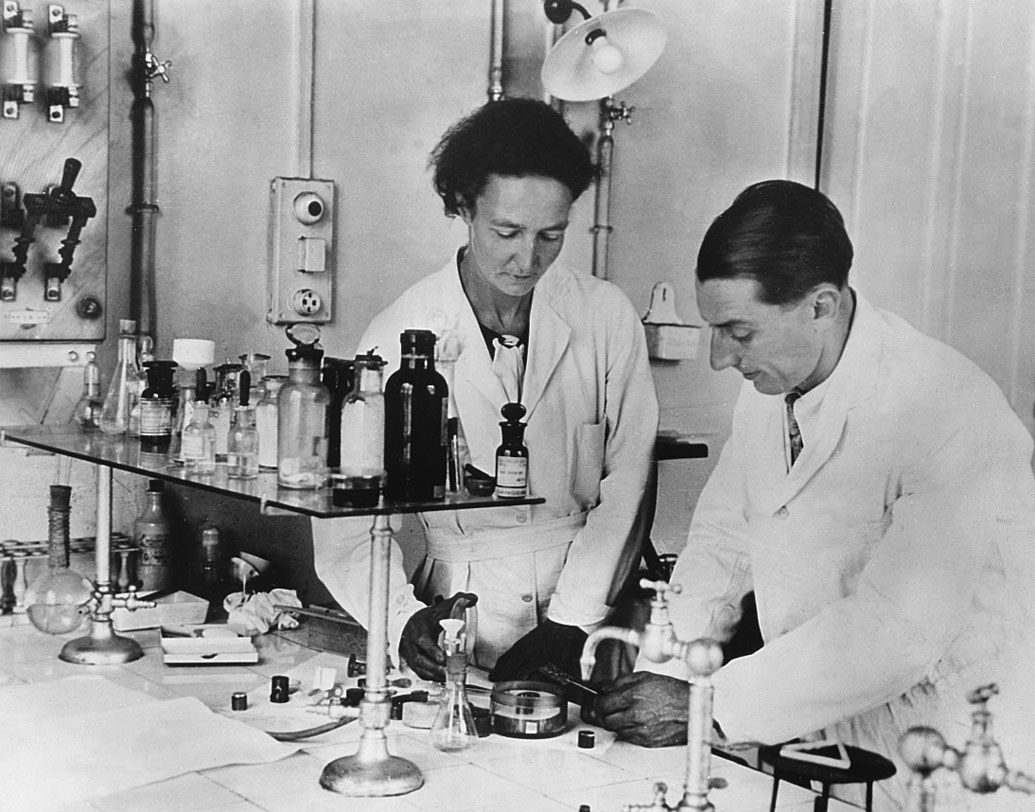 মা-বাবার মতোই একই পথের পথিক ছিলেন আইরিন জোলিয়ো কুরি। স্বামী ফ্রেদেরিক জলিয়ো-র সঙ্গে মিলে নোবেল পেয়েছিলেন ১৯৩৫-এ। মারি ও পিয়ের কুরির কন্যা অবশ্য তা পেয়েছিলেন রসায়নবিদ্যায়।