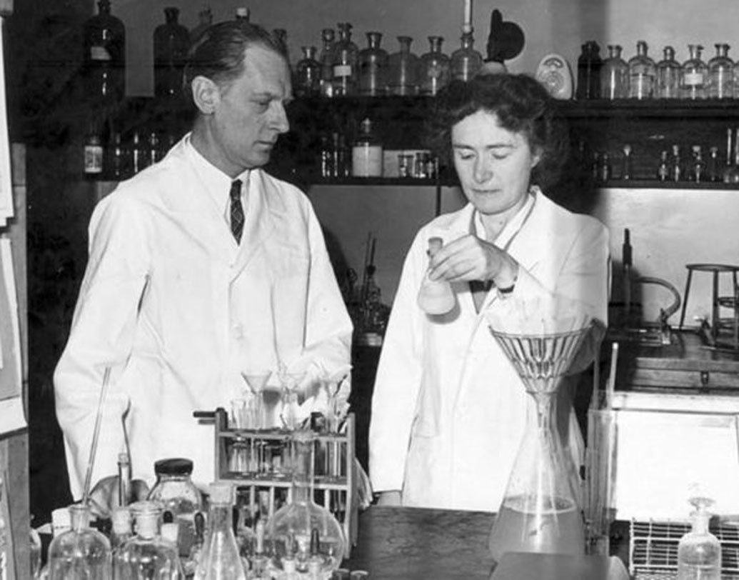 কার্ল কোরি ও গার্টি কোরি, দু’জনেই প্রাগের জার্মান বিশ্ববিদ্যালয় থেকে পড়াশোনা করেছিলেন। বিশ্ববিদ্যালয় ক্যাম্পাসেই কার্লের সঙ্গে প্রথম দেখা গার্টির। এবং প্রথম দেখাতেই প্রেম। এর পর একসঙ্গে মেডিক্যাল কলেজে পড়াশোনা। স্নাতক হওয়ার পর বিয়ে করেন তাঁরা। পরে আমেরিকায় পাড়ি দেন গোরি দম্পতি। সেই থেকেই মার্কিন নাগরিক।