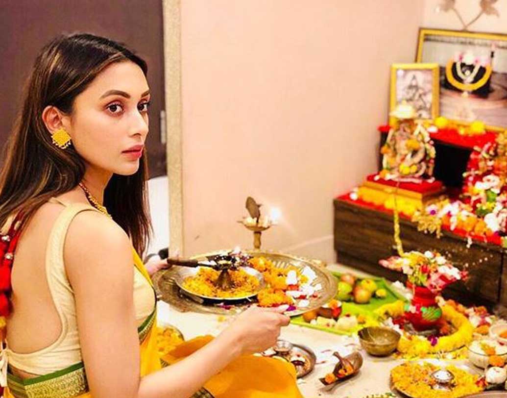 মা লক্ষ্মীকে শ্রদ্ধা জানালেন অভিনেত্রী-সাংসদ মিমি চক্রবর্তী। পরেছিলেন সবুজ পাড় হলুদ শাড়ি। সঙ্গে মানানসই গয়না।