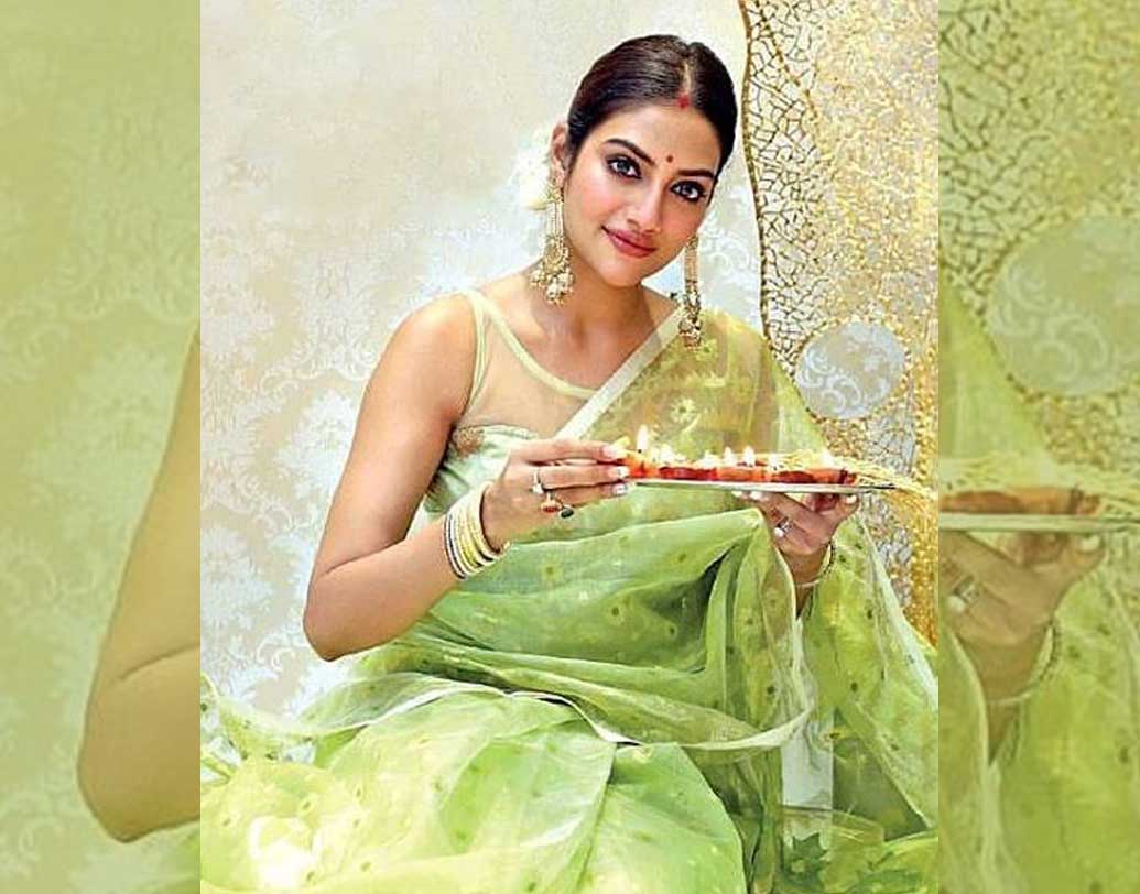 বিয়ের পর প্রথম লক্ষ্মী পুজো। তাই নুসরতের কাছে তা কিছুটা হলেও স্পেশ্যাল। দুর্গাপুজোতেও স্বামী নিখিলের সঙ্গে চুটিয়ে উপভোগ করতে দেখা গিয়েছিল তাঁকে। লক্ষ্মী বন্দনাতেও মেতে উঠলেন তিনি। হাতে বরণডালা, গায়ে সবুজ শাড়িতে তাঁকে দেখাচ্ছিল অপূর্ব।