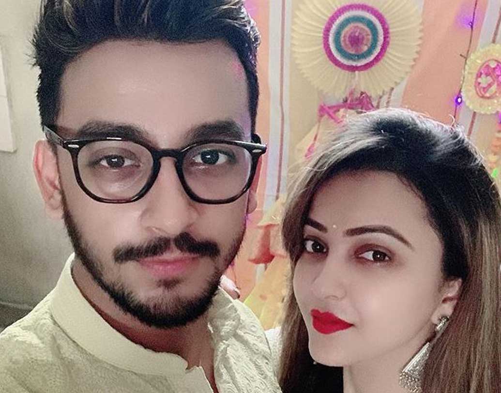 টলি পাড়ায় বনি-কৌশানির প্রেমের কথা প্রায় কারও অজানা নয়। লক্ষ্মীপুজোতেও তাঁদের দেখা গেল এক সঙ্গে। দু’জনেই পরেছিলেন ম্যাচিং পোশাক।