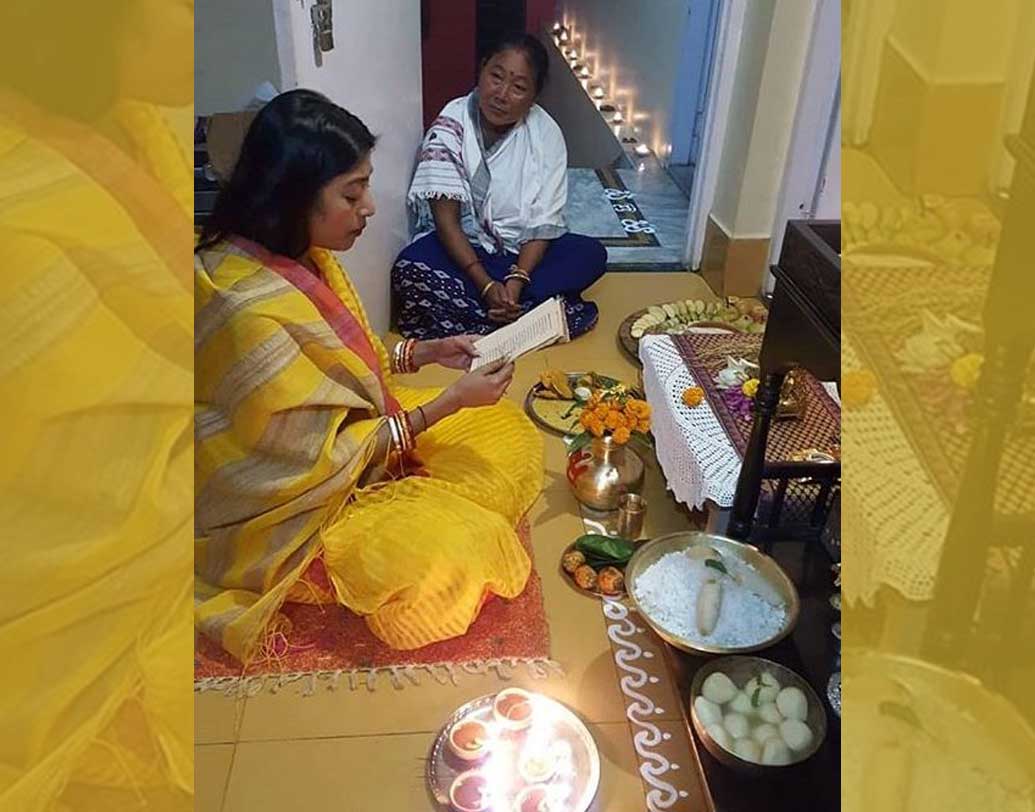 লাল-হলুদ শাড়িতে পাওলি যেন সাক্ষাৎ লক্ষ্মী প্রতিমা। শ্বশুরবাড়িতে সদস্যদের সঙ্গে জমিয়ে পালন করলেন লক্ষ্মী পুজো। পড়লেন লক্ষ্মীর পাঁচালিও।