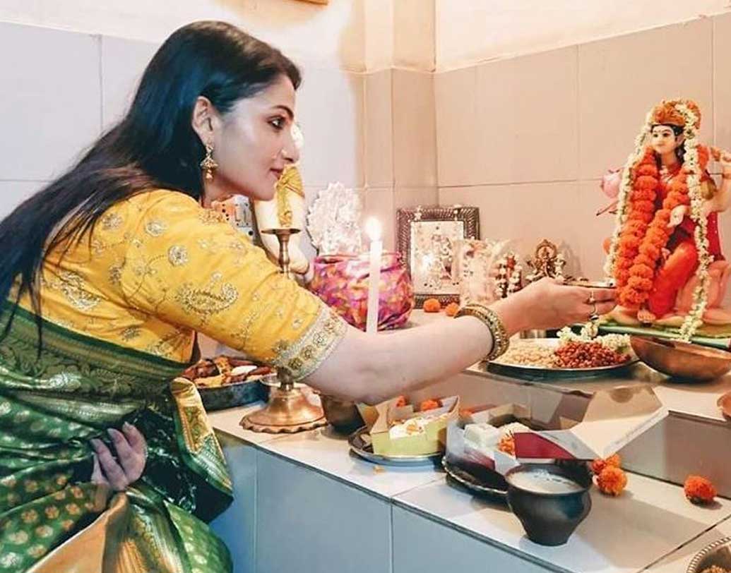 লক্ষ্মী বন্দনায় বাদ যাননি অভিনেত্রী তনুশ্রী চক্রবর্তীও। সাবেক লুকে তিনিও স্বাগত জানালেন মা লক্ষ্মীকে। মহাসমারোহে পালন করলেন লক্ষ্মী পুজো।