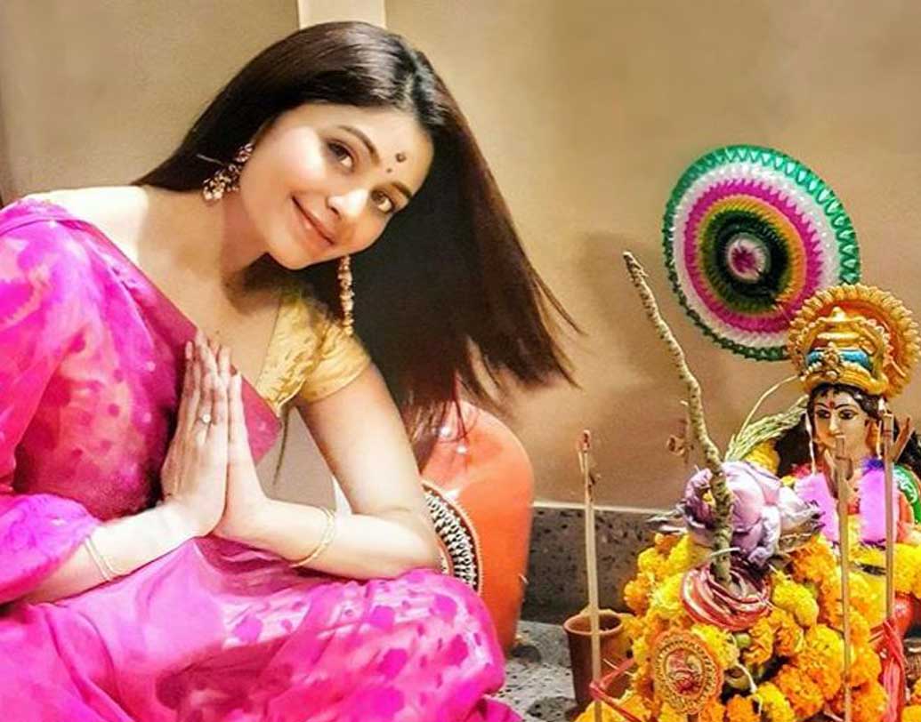 কাজের জন্য বেশির ভাগ সময় মুম্বই থাকতে হলেও লক্ষ্মীপুজো কিন্তু কোনওভাবেই মিস করেননা অভিনেত্রী ঋতাভরী চক্রবর্তী। নিজের মতো করে মাকে বরণ করে নিলেন তিনিও।