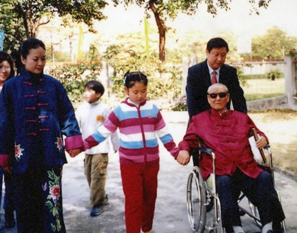 তবে দল এবং সরকারের সঙ্গে বারবার মতানৈক্যে জড়িয়ে পড়েছিলেন ঝোংজান। তার মাশুলও তাঁকে দিতে হয়। ১৯৬৩ সালে তাঁকে দল থেকে সরিয়ে পাঠিয়ে দেওয়া হয় হেনান প্রদেশে, একটি কারখানায় কাজের জন্য।