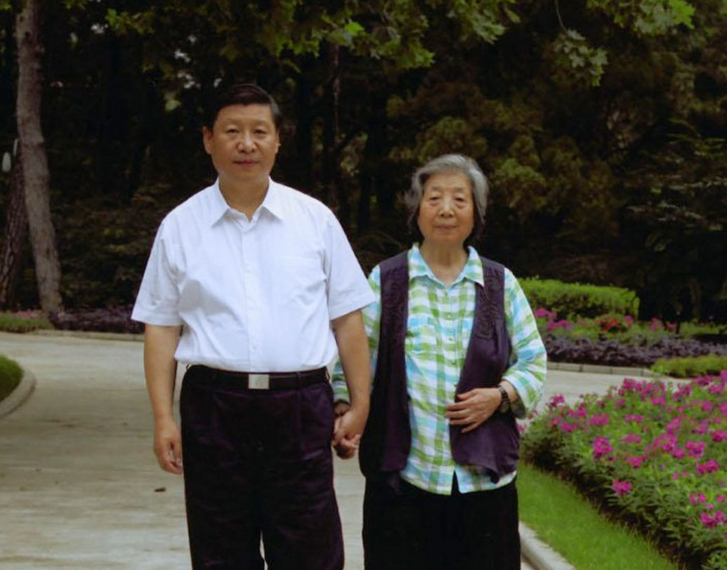 ১৯৬৬ সালে গোটা চিন উত্তাল ‘গ্রেট প্রোলেটারিয়ান কালচারাল রেভোলিউশন’-এ। ব্যাহত হয় চিনফিংয়ের পড়াশোনা। পাশাপাশি, কয়েক বছরের জন্য বিচ্ছিন্ন হয়ে যায় বাবার সঙ্গে যোগাযোগ।