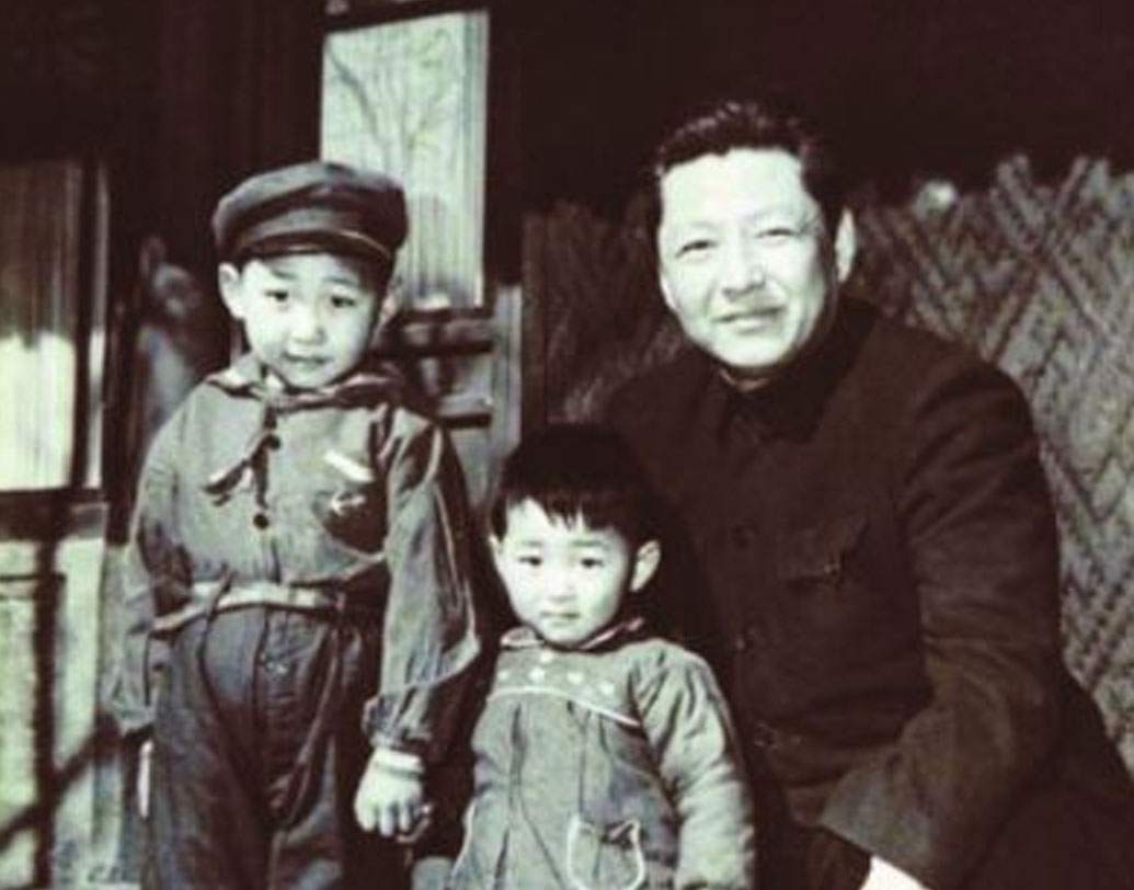 ‘কালচারাল রেভোলিউশন’-এর বিরোধিতা করায় বন্দি করা হয় ঝোংজানকে। ১৯৬৮ থেকে ১৯৭২, এই চার বছর জি ঝোংজান ছিলেন পরিবারবিচ্ছিন্ন এবং কারাবন্দি।