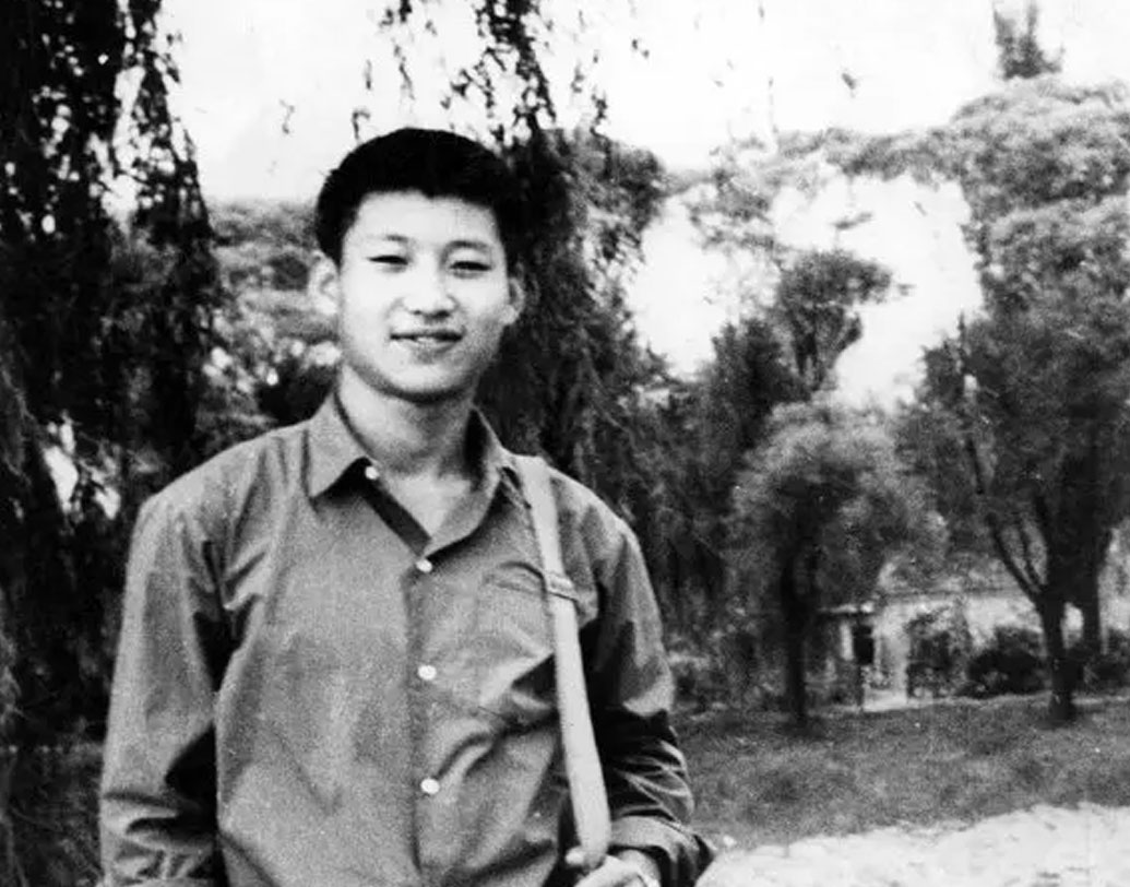 ছয়ের দশকের শেষে চিনে শুরু হল মাও জে দংয়ের ‘ডাউন টু দ্য কান্ট্রিসাইড মুভমেন্ট’। তরুণ শি চিনফিং-কে পাঠিয়ে দেওয়া হল শানজি প্রদেশের ইয়ানচুয়ান গ্রামে। সেখানে রোজ কাঁধে প্রায় ১০০ কেজি ওজনের গমের দানা নিয়ে পাড়ি দিতে হত পাহাড়ি পাকদণ্ডি।