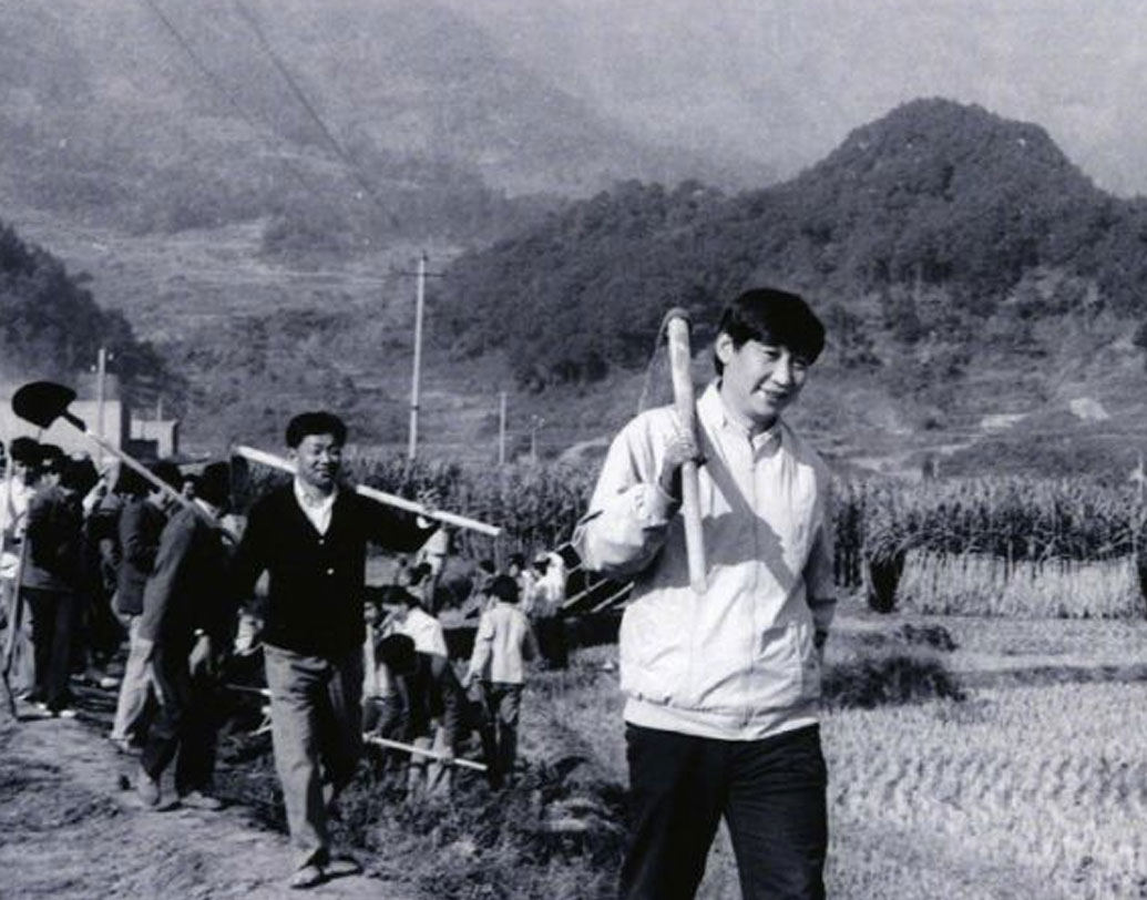 ঝঞ্ঝা বিধ্বস্ত শৈশব ও কৈশোর হলেও উচ্চশিক্ষা সম্পূর্ণ করেছেন চিনফিং। বেজিং-এর শিঙ্ঘুয়া বিশ্ববিদ্যালয় থেকে তিনি কেমিক্যাল ইঞ্জিনিয়ারিং-এ উত্তীর্ণ হন। তাঁর পরিচয় ছিল কর্মী-কৃষক-সৈন্য-ছাত্র।