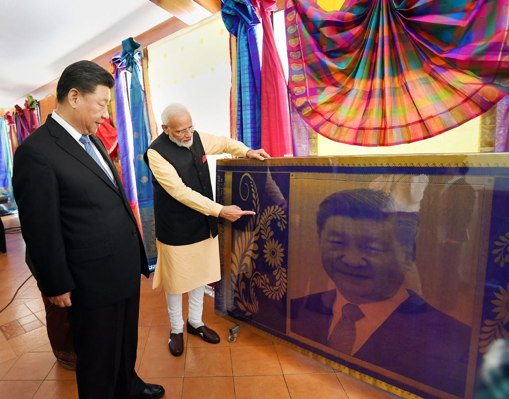 ১৯৭১ সালে চিনফিং কমিউনিস্ট পার্টির যুবশাখায় যোগ দেন। ১৯৭৩ সাল থেকে তিনি চেষ্টা শুরু করেন কমিউনিস্ট পার্টিতে যোগদানের। সাফল্য আসে দশম বারের প্রচেষ্টায়।