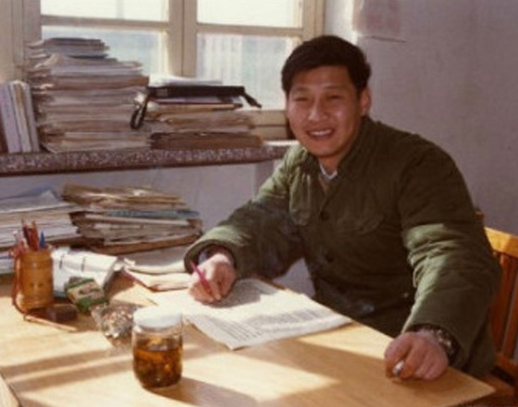 শি চিনফিংয়ের প্রথম স্ত্রী ছিলেন আমেরিকায় চিনের রাষ্ট্রদূত কে হুয়ার মেয়ে কে লিংলিং। তাঁদের বিয়ে হয় ১৯৭৯ সালে। তবে সেই দাম্পত্য স্থায়ী হয়নি বেশিদিন। তিন বছর পরে ১৯৮২ সালে তাঁদের বিচ্ছেদ হয়ে যায়।