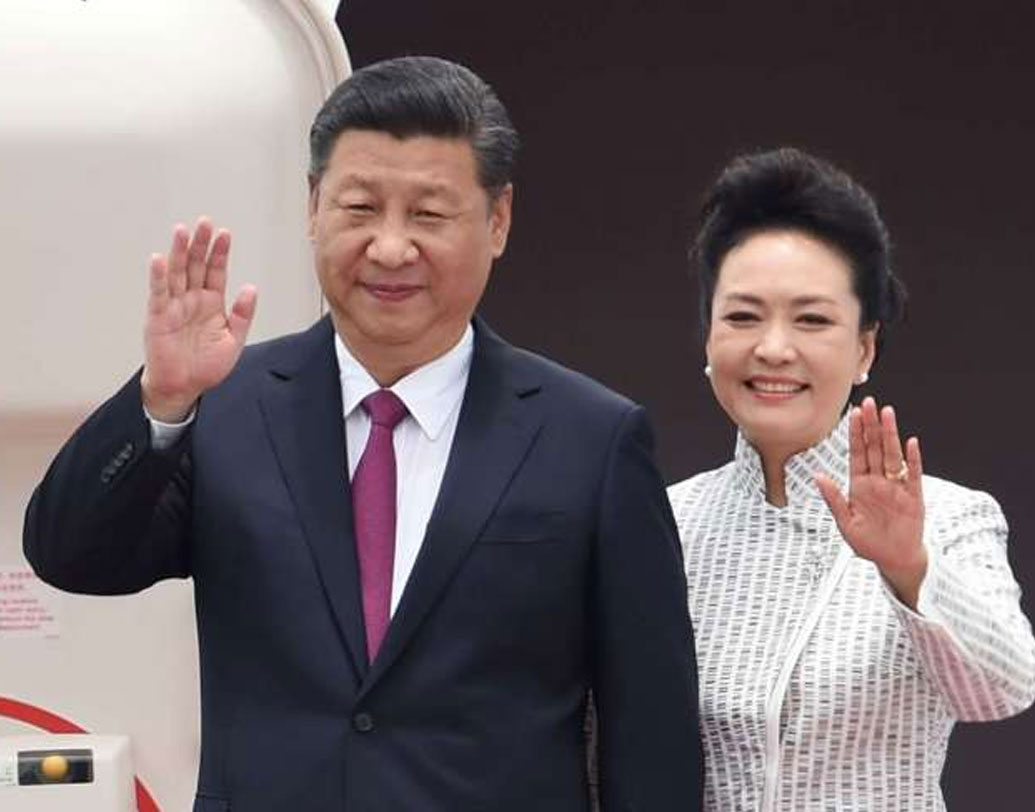 প্রথম বিয়ে ভেঙে যাওয়ার পাঁচ বছর পরে দ্বিতীয় বিয়ে করেন চিনফিং। তাঁর দ্বিতীয় পক্ষের স্ত্রী পেং লিইউয়ান চিনের নামী লোকসঙ্গীতশিল্পী। বিয়ের পরে দু’জনেই ব্যস্ত নিজেদের কাজের জগতে। তাঁদের একমাত্র মেয়ে শি মিংজে ২০১৫ সালে স্নাতক হন হারভার্ড বিশ্ববিদ্যালয় থেকে।