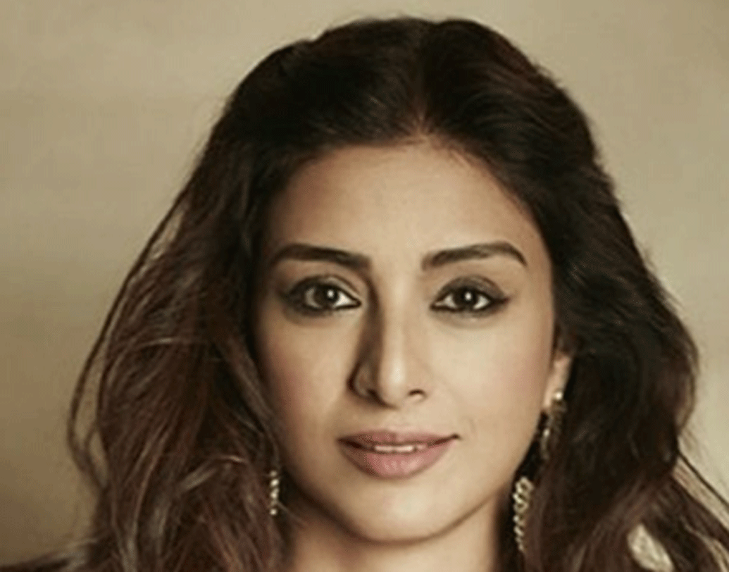 ১৯৭০ সালে এক হায়দরাবাদি মুসলিম পরিবারে জন্ম তব্বুর। বাবা জামাল হাসমি এবং মা রিজওয়ানা। তাঁর জন্মের পরপরই বাবা-মায়ের বিচ্ছেদ হয়। এটাই ছিল তাঁর জীবনের প্রথম বড় আঘাত। খুব ছোট হওয়ায় বাবা-মার বিচ্ছেদটা হয়তো সে সময় অনুভব করতে পারেননি তিনি। কিন্তু বড় হওয়ায় সঙ্গে ক্রমশ সেই ব্যথা অনুভব করেছেন।