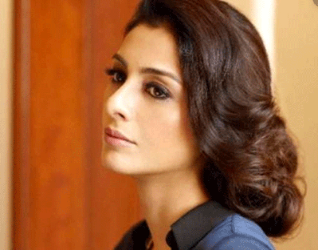 তব্বু মায়ের সঙ্গেই থাকতেন। মা, দাদু, দিদিমা সবাই খুব শিক্ষিত ছিলেন। ১৯৮৩ সালে তিনি মুম্বই চলে আসেন সেন্ট জেভিয়ার্স কলেজে পড়াশোনার জন্য। দু’বছর সেখানে পড়াশোনা করেন তিনি।