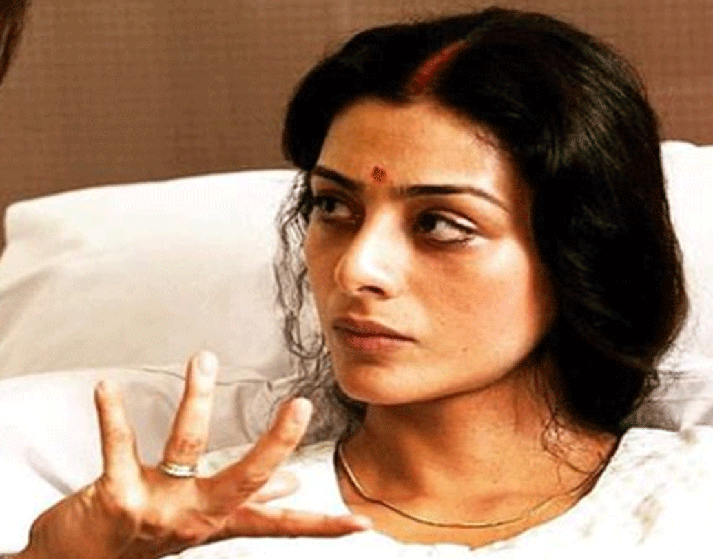 অভিনেত্রী তনভি আজমি, বাবা আজমি এবং অভিনেত্রী ফারহা নাজের সঙ্গেও তাঁর পারিবারিক সম্পর্ক ছিল। সে কারণে বরাবরই অভিনয় জগতের সঙ্গে তাঁর যোগসূত্র রয়ে গিয়েছিল।