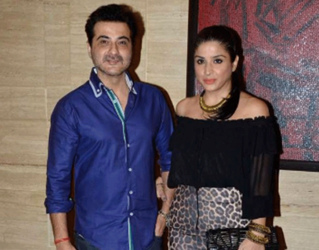 ‘প্রেম’ ছবিটা মুক্তি পেয়েছিল ১৯৯৫ সালে। আর তার দু’বছর পরই গার্লফ্রেন্ড মাহিপ সাঁধুকে বিয়ে করে নেন সঞ্জয়। অনেকেই মনে করেন, মাহিপের জন্যই তব্বুর সঙ্গে সম্পর্ক ভেঙে ফেলেছিলেন সঞ্জয়। আজও তব্বু আর সঞ্জয়ের মধ্যে কথাবার্তা বন্ধ।