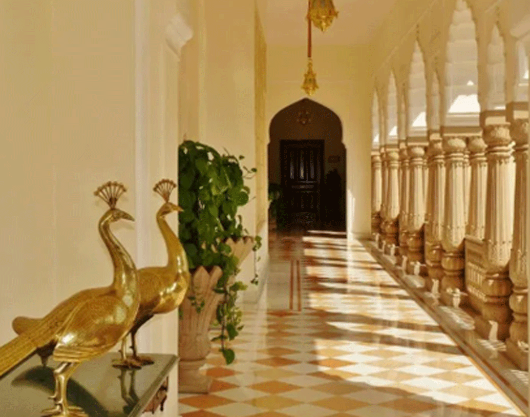 ১৮৩৫ সালে রাজস্থানের জয়পুর থেকে ৮ কিলোমিটার দূরে জয়পুরের তত্কালীন মহারাজা নিজের থাকার জন্য বানিয়েছিলেন এই প্রাসাদ। ভবানী সিংহ রোডের উপর অবস্থিত এই প্রাসাদ।