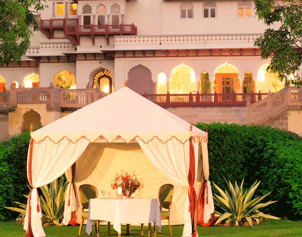 হোটেলের ভিতরে স্পা, বার রয়েছে। ডেস্টিনেশন ওয়েডিংয়ের জন্যও ভাড়া দেওয়া হয় এই প্রাসাদ।