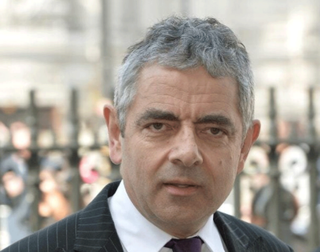 এরকম আরও ঘটনা ঘটেছে তাঁর জীবনে। না জেনেই যেমন নিজের বিকৃত মুখের ছবি এঁকেই তিনি মিস্টার বিন হয়ে গিয়েছিলেন, তেমন না জেনেই পরিস্থিতির শিকার হয়ে একবার রিয়েল লাইফ পাইলটের ভূমিকাও পালন করতে হয়েছিল তাঁকে।