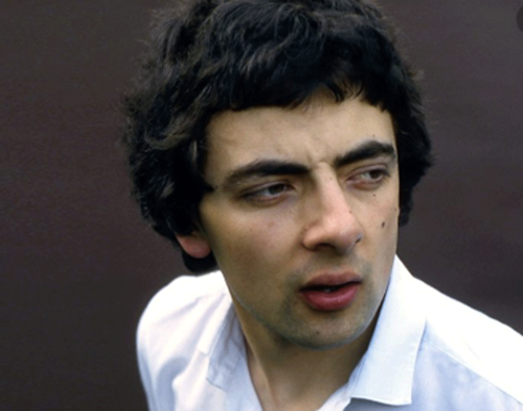 সেটা ছিল ২০০১ সাল। ব্যক্তিগত বিমানে কেনিয়ায় ছুটি কাটাতে যাচ্ছিলেন তিনি। মাঝ আকাশেই জ্ঞান হারিয়ে ফেলেন পাইলট। বাধ্য হয়ে অ্যাটকিনসনকেই পাইলটের আসনে বসতে হয়। যতক্ষণ না পাইলটের জ্ঞান ফেরে মাঝ আকাশে বিমান চালিয়েছিলেন তিনিই।