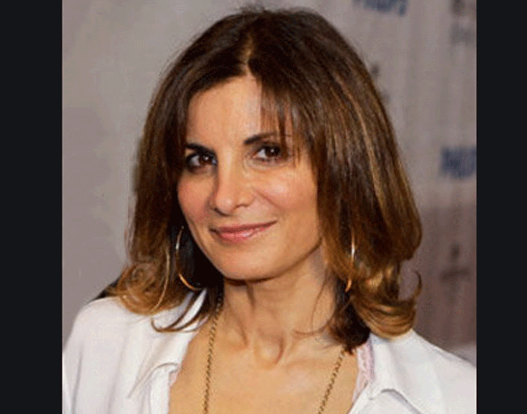 সুনেত্রাকে দেখেই তাঁর প্রেমে পড়েছিলেন অ্যাটকিনসন। সুনেত্রা ছিলেন তাঁর সহঅভিনেতার মেকআপের দায়িত্বে। জানা যায়, সুনেত্রার সঙ্গে কথা বলার জন্য  অ্যাটকিনসন তাঁর সহ অভিনেতাকে রাজি করিয়ে  অন্য মেকআপ আর্টিস্ট-এর কাছে পাঠিয়েছিলেন আর নিজে সুনেত্রার তত্ত্বাবধানে।