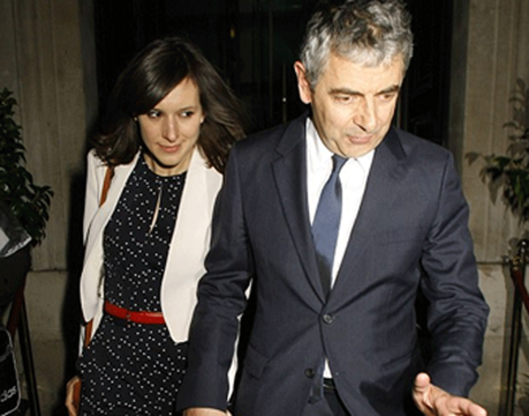 সুনেত্রার বারবারই মনে হত, তাঁর স্বামী তাঁর কাছ থেকে কিছু লুকোচ্ছেন, তাঁকে ঠকাচ্ছেন। এই  নিয়ে দু’জনের মধ্যে অশান্তি লেগেই থাকত। তখন ৩১ বছরের কমেডি অভিনেত্রী লুইস ফোর্ডের সঙ্গে ঘনিষ্ঠতা বাড়তে থাকে অ্যাটকিনসনের। অ্যাটকিনসনের বয়স তখন ৬০ বছর।