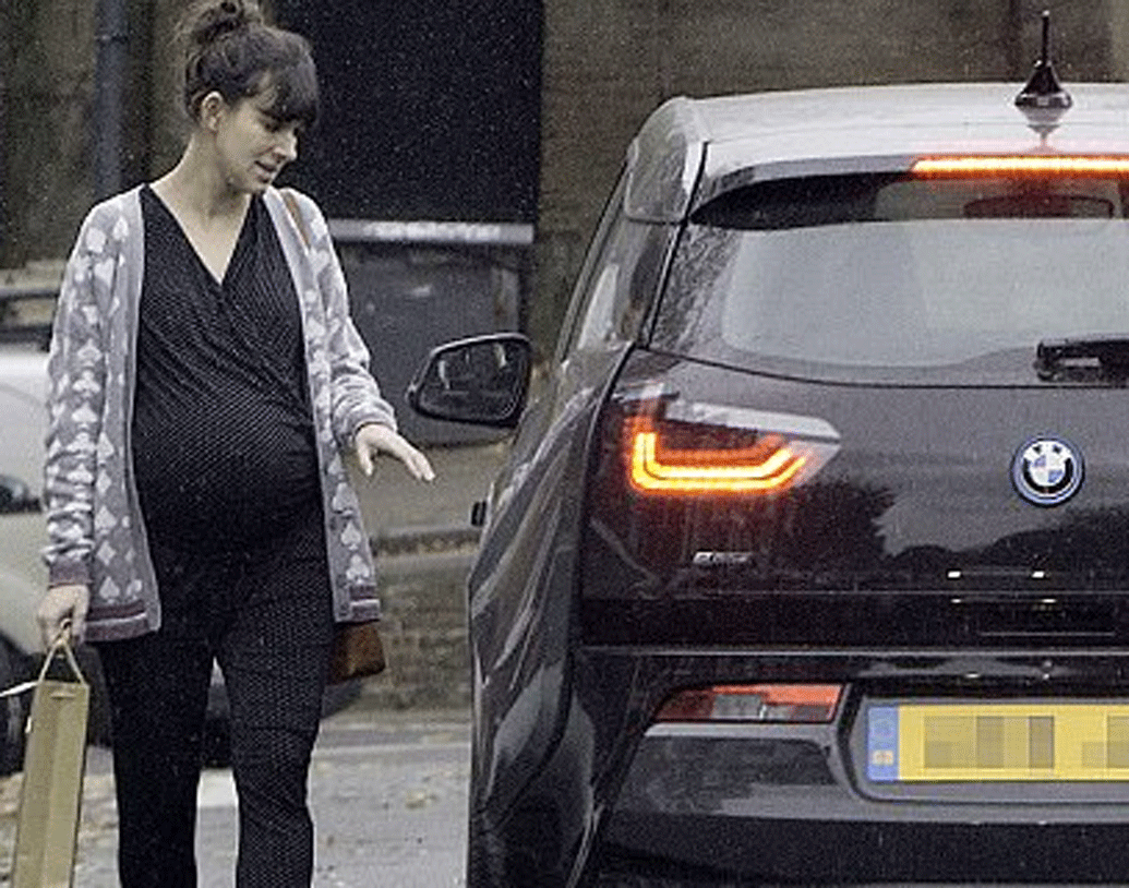 এর দু’বছর পর ৬২ বছর বয়সে ফের বাবা হন অ্যাটকিনসন। লুইস ফোর্ডের বয়স তখন ৩৩ বছর মাত্র।