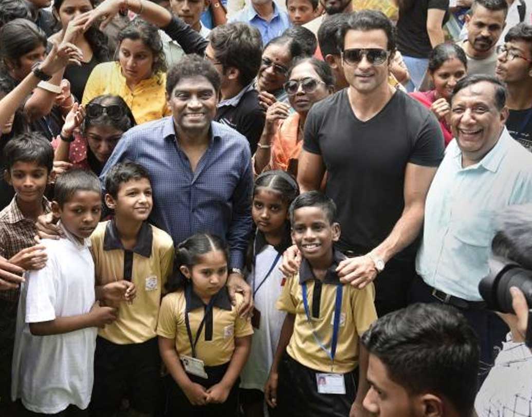 ১৯৫৭ সালের ১৪ অগস্ট জন্ম অন্ধ্রপ্রদেশের কানিগিরিতে। তবে তিন বোন ও দু’ ভাইয়ের সঙ্গে বড় হওয়া মুম্বইয়ের কিংস সার্কল এলাকার ধরাভি  বা ঘিঞ্জি বস্তিতে। ছোটবেলায় তাঁর নাম ছিল জন। বাবার নাম প্রকাশ রাও জানুমালা। মা, করুণাম্মা।