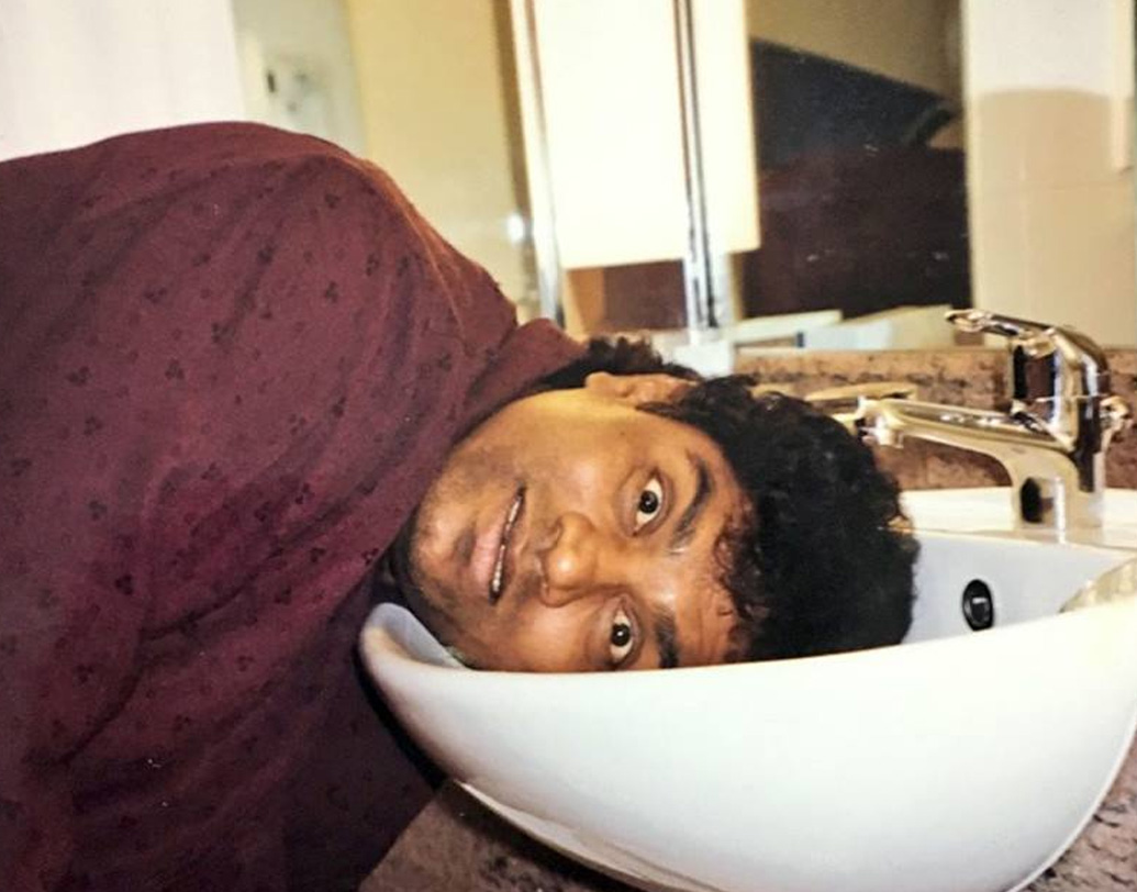 ছোটবেলা থেকেই মিমিক্রি করার অদ্ভুত ক্ষমতা জনির। একবার নিজের অফিসের অনুষ্ঠানে মঞ্চে নকল করে দেখাচ্ছিলেন সংস্থার ঊর্ধ্বতন কর্তৃপক্ষদের। তুমুল জনপ্রিয় হয় তাঁর পারফরম্যান্স। সংস্থার কর্মীরা তাঁর নতুন নাম দেন।