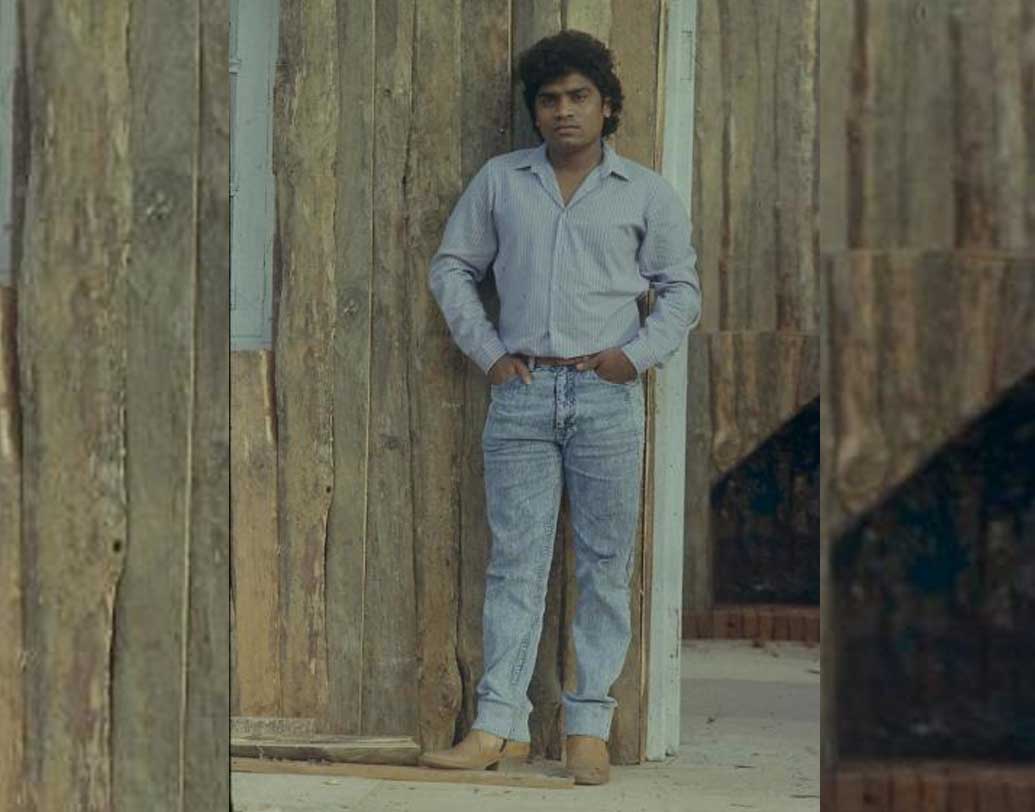 জনি পড়তেন অন্ধ্র্ এডুকেশন সোসাইটি ইংলিশ হাই স্কুলে। কিন্তু সপ্তম শ্রেণিতেই বন্ধ হয়ে যায় স্কুলের পর্ব। অর্থাভাবে আর এগোয়নি পড়াশোনা। বাধ্য হয়ে জনি রাস্তায় কলম বিক্রি করতেন। সঙ্গে চলত বলিউড তারকাদের মিমিক্রি। মাঝে মাঝে জনপ্রিয় হিন্দি গানের সঙ্গে নাচতেনও তিনি।