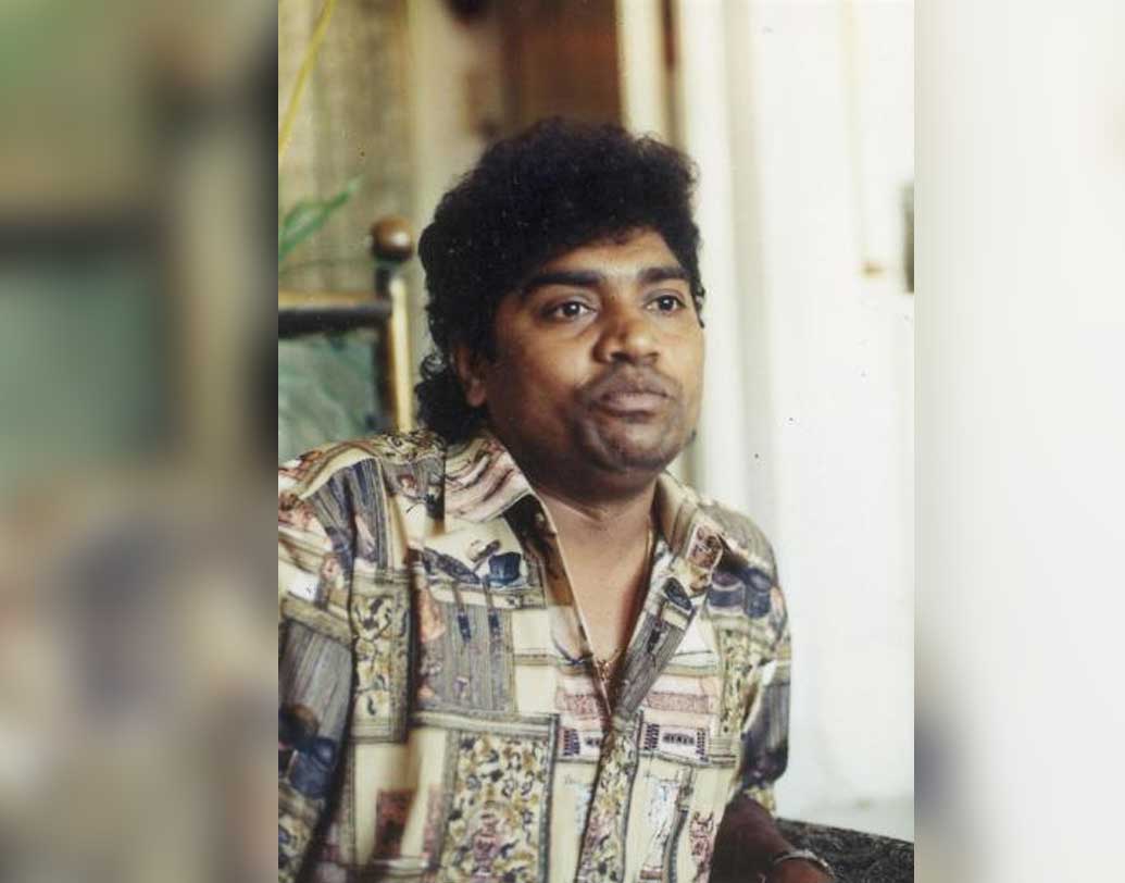 ক্রমে জলসা জমাতে জনি লিভার হয়ে উঠলেন অপরিহার্য। শো করে ফেললেন বিগ বি-র সঙ্গেও। এরকমই এক শোয়ে তাঁর প্রতিভা চোখে পড়ল সুনীল দত্তের। তিনি জনিকে সুযোগ দেন ‘দর্দ কা রিস্তা’ ছবিতে। এটাই জনি লিভারের প্রথম ছবি।